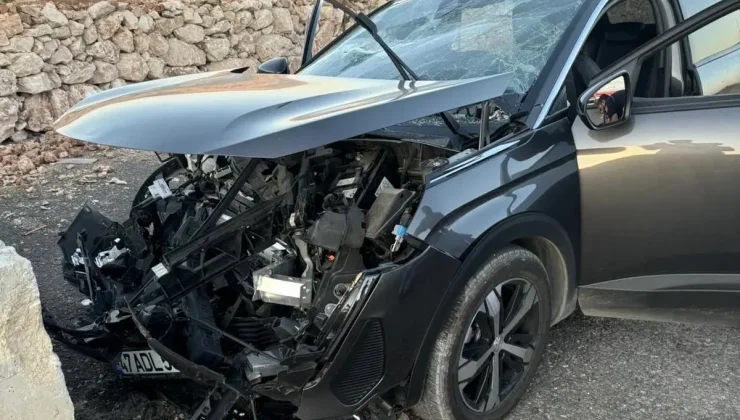 Mardin’de otomobilin bariyerlere çarptığı kazada 7 kişi yaralandı