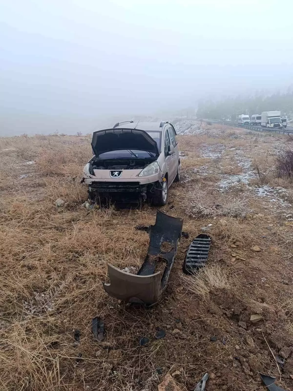 Mardin’de Buzlu Yolda Kayan Araç Şarampole Devrildi: 2 Yaralı